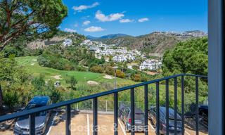 Apartamento luminoso, contemporáneo y reformado con vistas al mar en venta en las colinas de La Quinta, Marbella - Benahavís 801331 