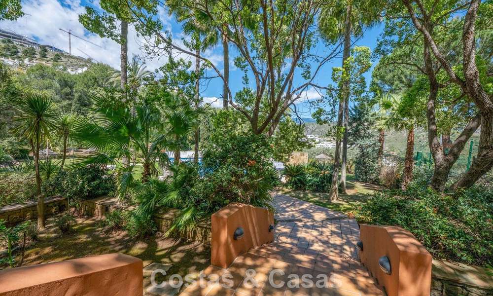 Apartamento luminoso, contemporáneo y reformado con vistas al mar en venta en las colinas de La Quinta, Marbella - Benahavís 801332