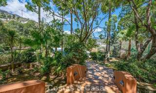 Apartamento luminoso, contemporáneo y reformado con vistas al mar en venta en las colinas de La Quinta, Marbella - Benahavís 801332 