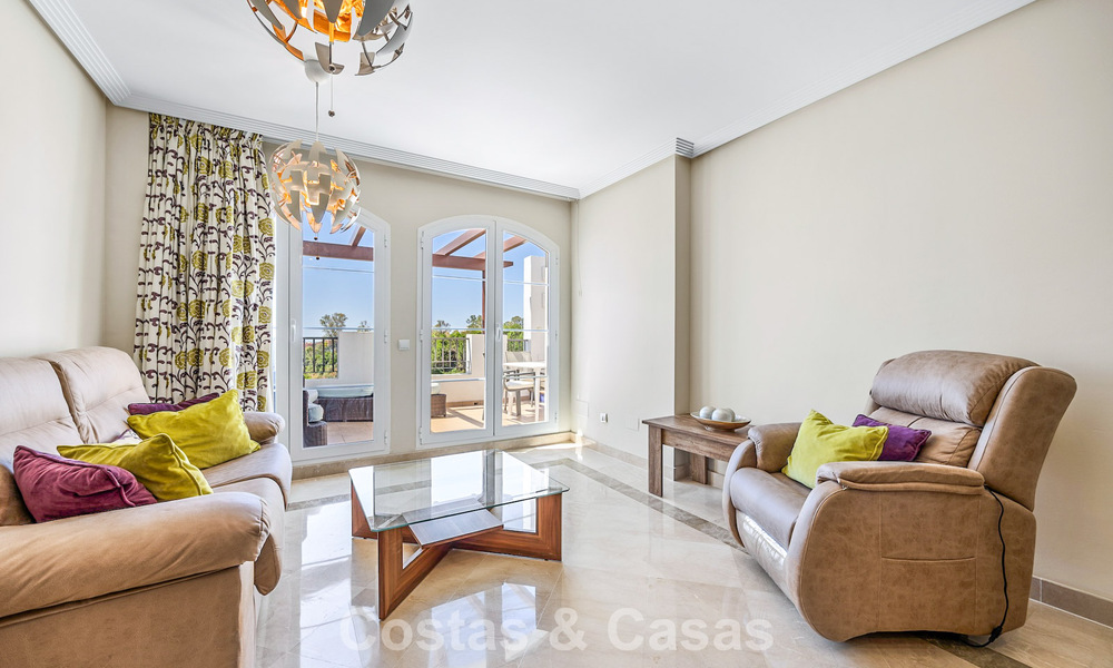 Impresionante ático de 3 dormitorios en venta con amplia terraza en la azotea en entorno de golf en Marbella - Benahavís 801333