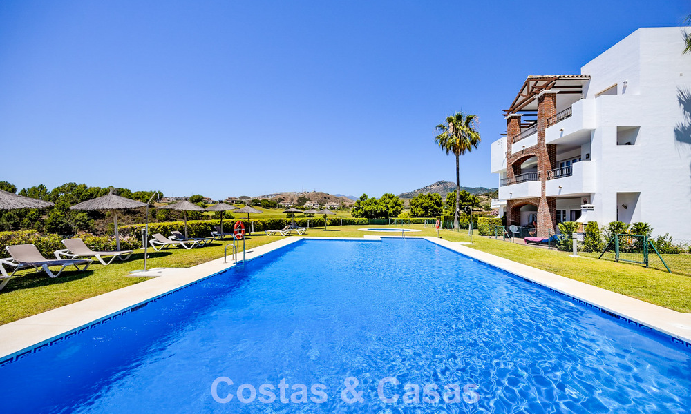 Impresionante ático de 3 dormitorios en venta con amplia terraza en la azotea en entorno de golf en Marbella - Benahavís 801334