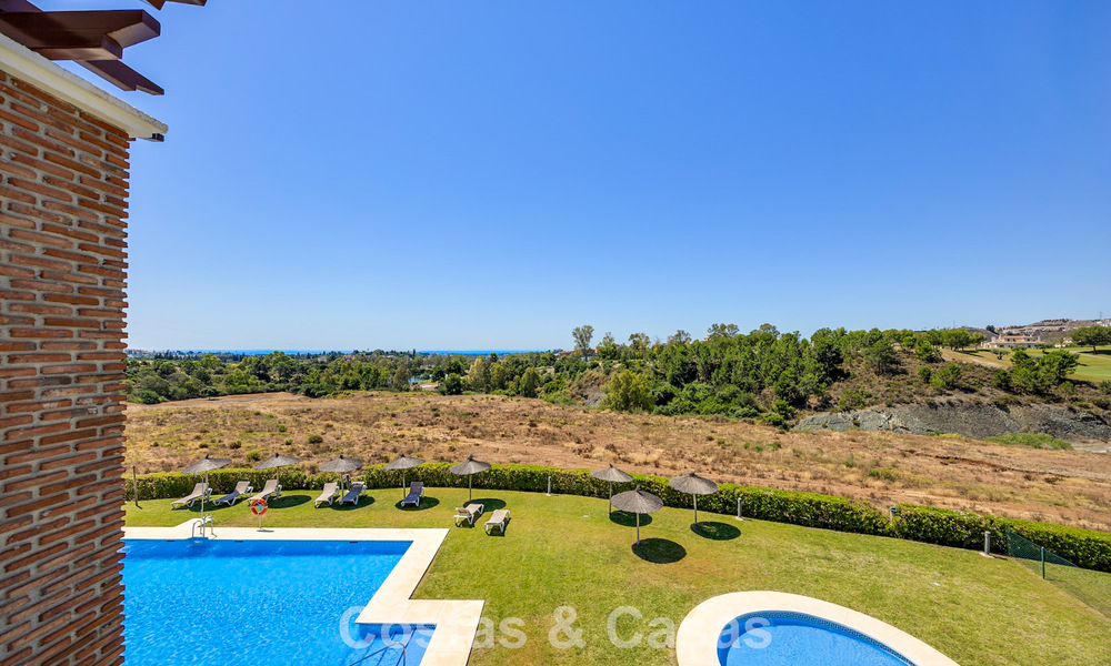 Impresionante ático de 3 dormitorios en venta con amplia terraza en la azotea en entorno de golf en Marbella - Benahavís 801335