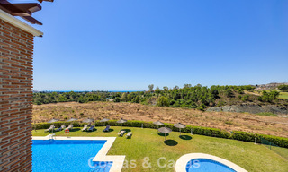 Impresionante ático de 3 dormitorios en venta con amplia terraza en la azotea en entorno de golf en Marbella - Benahavís 801335 