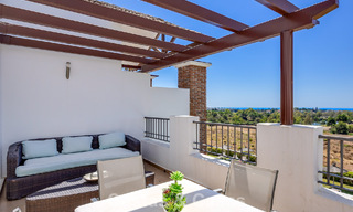 Impresionante ático de 3 dormitorios en venta con amplia terraza en la azotea en entorno de golf en Marbella - Benahavís 801336 