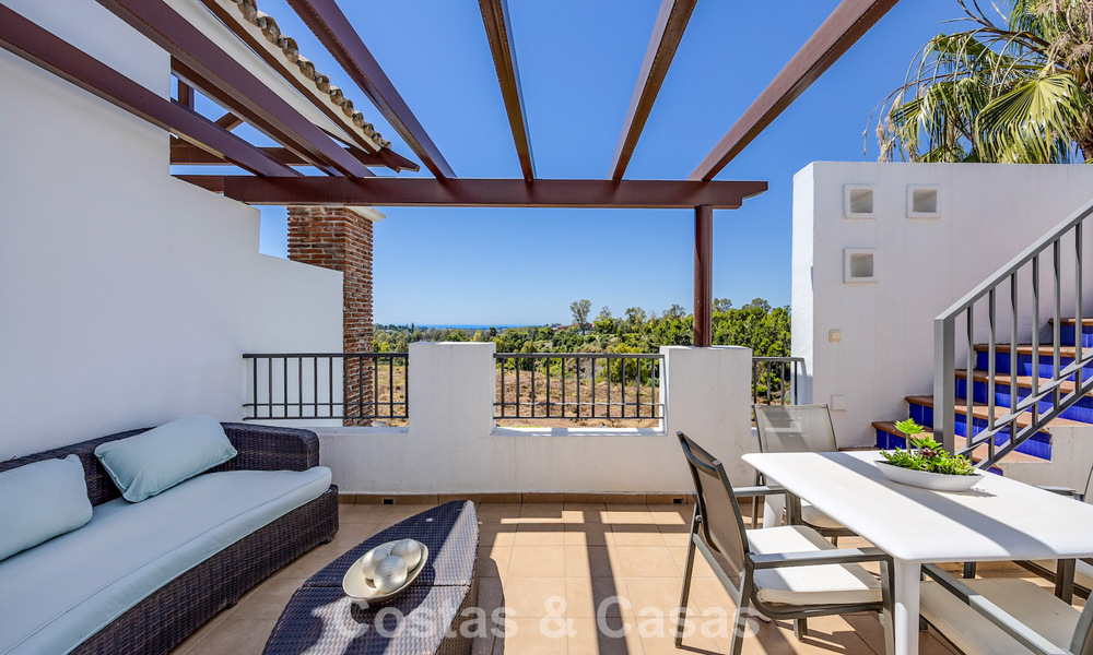 Impresionante ático de 3 dormitorios en venta con amplia terraza en la azotea en entorno de golf en Marbella - Benahavís 801337