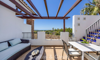 Impresionante ático de 3 dormitorios en venta con amplia terraza en la azotea en entorno de golf en Marbella - Benahavís 801337 