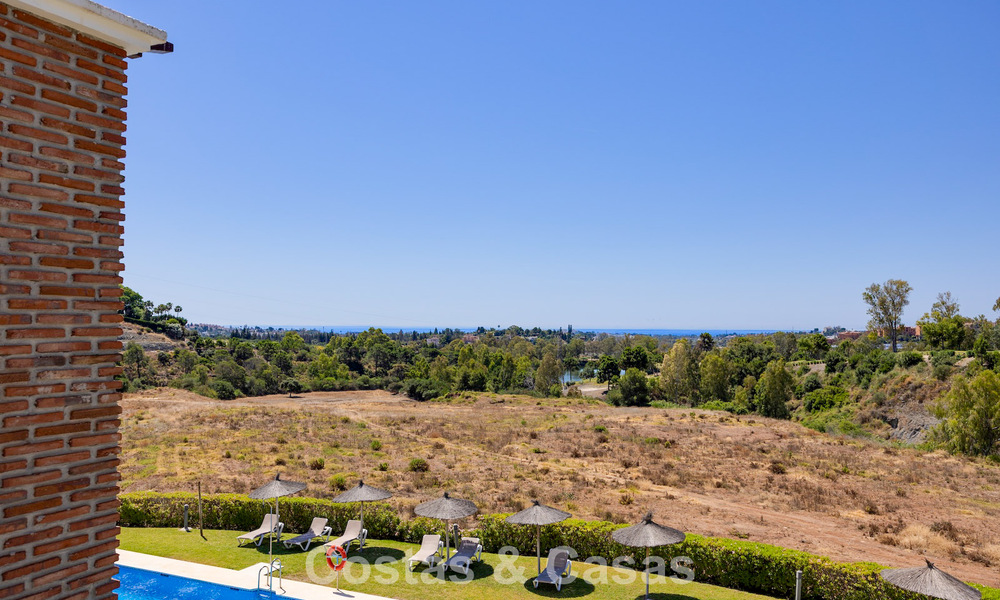 Impresionante ático de 3 dormitorios en venta con amplia terraza en la azotea en entorno de golf en Marbella - Benahavís 801338