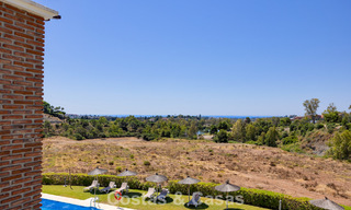 Impresionante ático de 3 dormitorios en venta con amplia terraza en la azotea en entorno de golf en Marbella - Benahavís 801338 