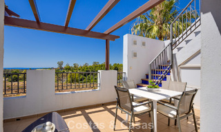Impresionante ático de 3 dormitorios en venta con amplia terraza en la azotea en entorno de golf en Marbella - Benahavís 801339 