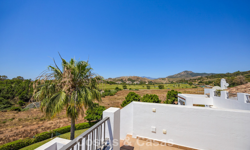Impresionante ático de 3 dormitorios en venta con amplia terraza en la azotea en entorno de golf en Marbella - Benahavís 801340