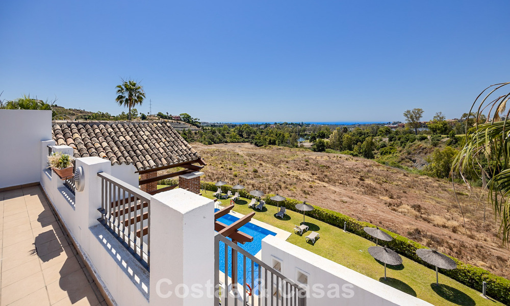 Impresionante ático de 3 dormitorios en venta con amplia terraza en la azotea en entorno de golf en Marbella - Benahavís 801341