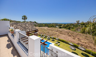 Impresionante ático de 3 dormitorios en venta con amplia terraza en la azotea en entorno de golf en Marbella - Benahavís 801341 
