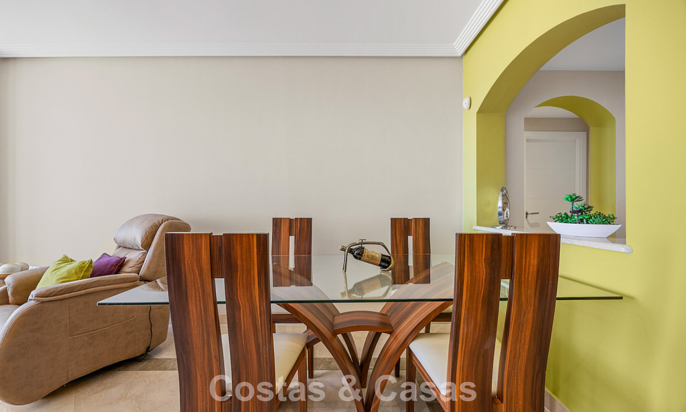 Impresionante ático de 3 dormitorios en venta con amplia terraza en la azotea en entorno de golf en Marbella - Benahavís 801342