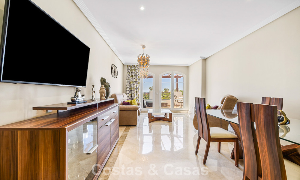 Impresionante ático de 3 dormitorios en venta con amplia terraza en la azotea en entorno de golf en Marbella - Benahavís 801343