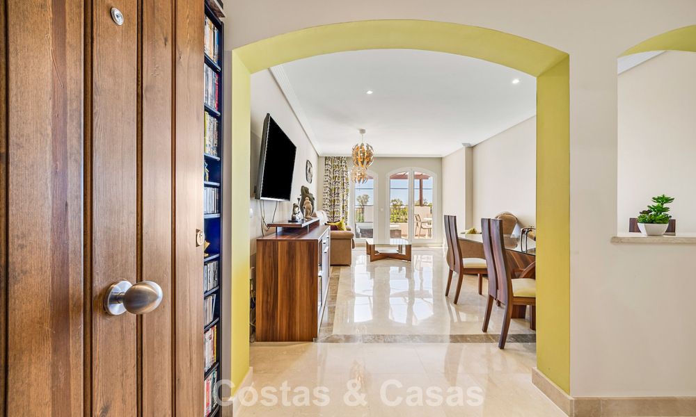 Impresionante ático de 3 dormitorios en venta con amplia terraza en la azotea en entorno de golf en Marbella - Benahavís 801344