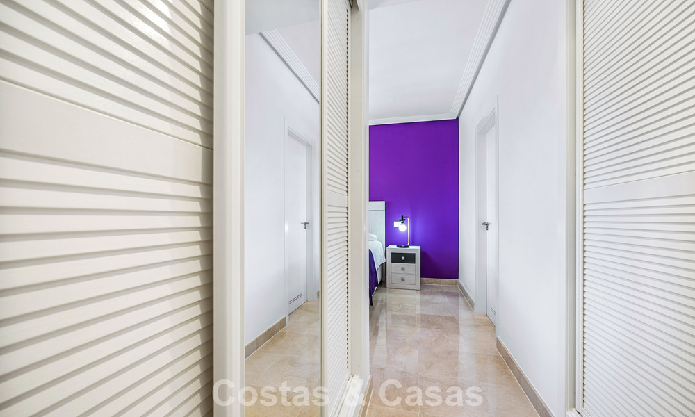 Impresionante ático de 3 dormitorios en venta con amplia terraza en la azotea en entorno de golf en Marbella - Benahavís 801346