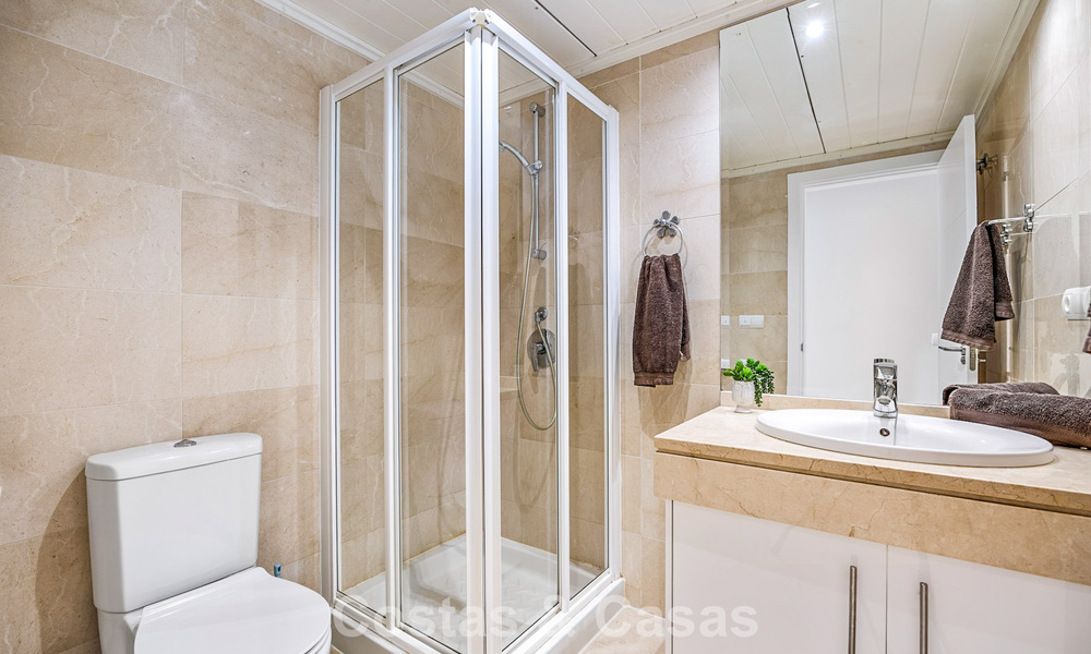 Impresionante ático de 3 dormitorios en venta con amplia terraza en la azotea en entorno de golf en Marbella - Benahavís 801347