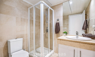 Impresionante ático de 3 dormitorios en venta con amplia terraza en la azotea en entorno de golf en Marbella - Benahavís 801347 