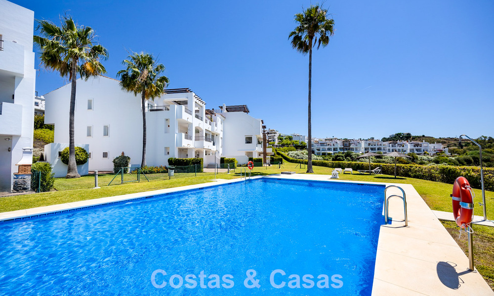 Impresionante ático de 3 dormitorios en venta con amplia terraza en la azotea en entorno de golf en Marbella - Benahavís 801348