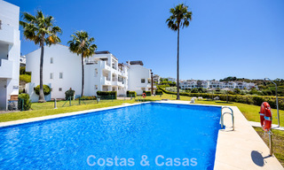 Impresionante ático de 3 dormitorios en venta con amplia terraza en la azotea en entorno de golf en Marbella - Benahavís 801348 