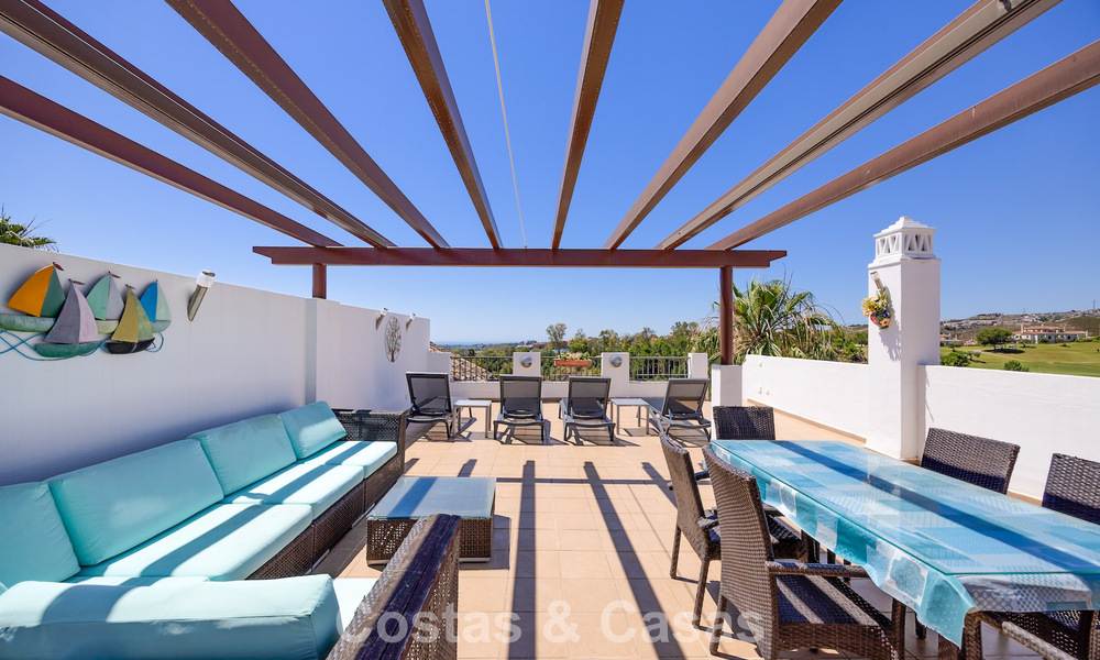 Impresionante ático de 3 dormitorios en venta con amplia terraza en la azotea en entorno de golf en Marbella - Benahavís 801349