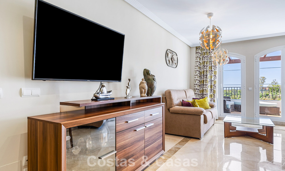 Impresionante ático de 3 dormitorios en venta con amplia terraza en la azotea en entorno de golf en Marbella - Benahavís 801350