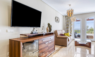 Impresionante ático de 3 dormitorios en venta con amplia terraza en la azotea en entorno de golf en Marbella - Benahavís 801350 