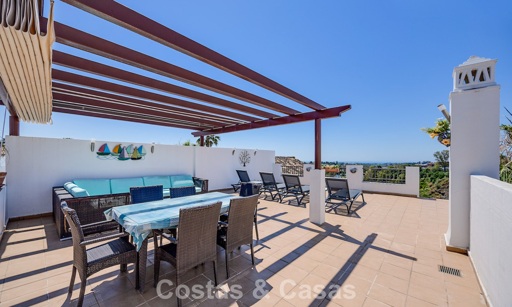 Impresionante ático de 3 dormitorios en venta con amplia terraza en la azotea en entorno de golf en Marbella - Benahavís 801351