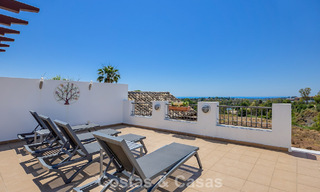 Impresionante ático de 3 dormitorios en venta con amplia terraza en la azotea en entorno de golf en Marbella - Benahavís 801352 