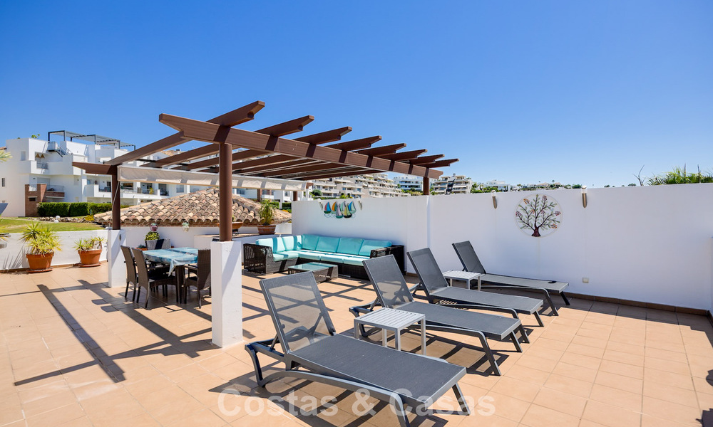 Impresionante ático de 3 dormitorios en venta con amplia terraza en la azotea en entorno de golf en Marbella - Benahavís 801353