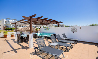 Impresionante ático de 3 dormitorios en venta con amplia terraza en la azotea en entorno de golf en Marbella - Benahavís 801353 