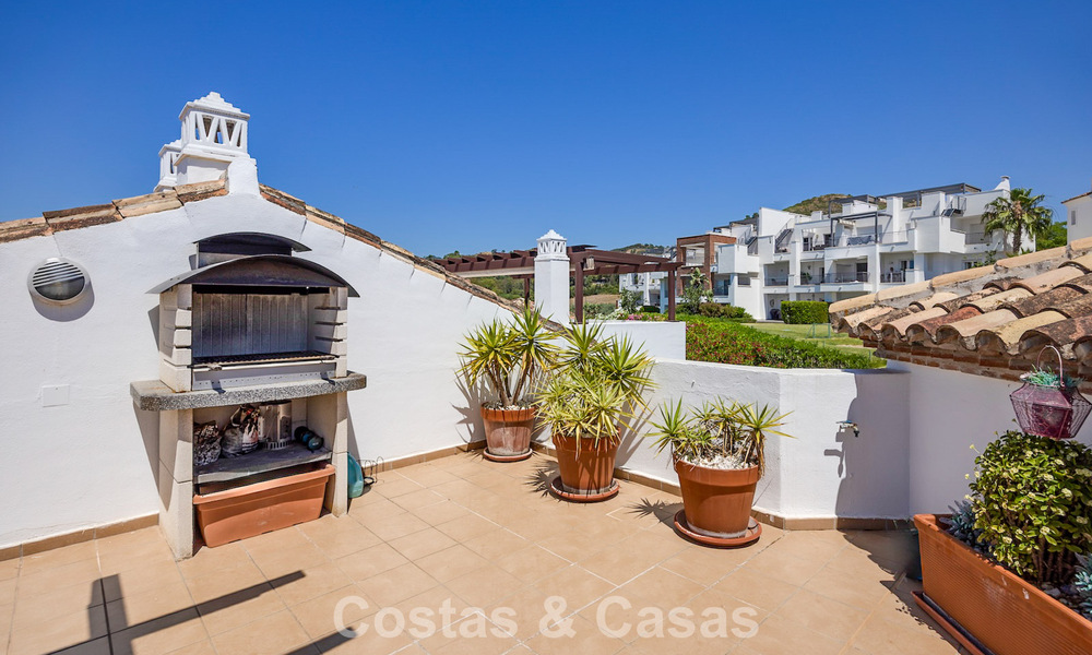 Impresionante ático de 3 dormitorios en venta con amplia terraza en la azotea en entorno de golf en Marbella - Benahavís 801354