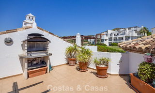 Impresionante ático de 3 dormitorios en venta con amplia terraza en la azotea en entorno de golf en Marbella - Benahavís 801354 