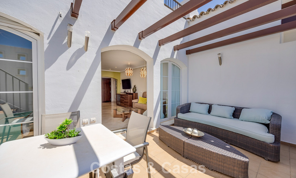 Impresionante ático de 3 dormitorios en venta con amplia terraza en la azotea en entorno de golf en Marbella - Benahavís 801355