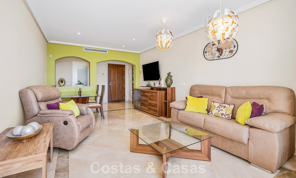 Impresionante ático de 3 dormitorios en venta con amplia terraza en la azotea en entorno de golf en Marbella - Benahavís 801356