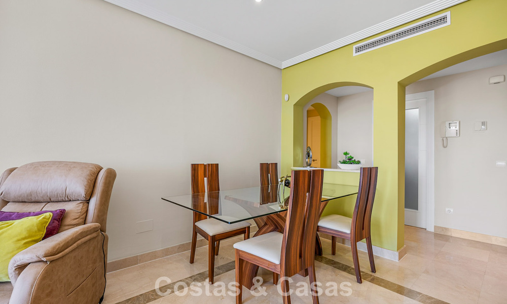 Impresionante ático de 3 dormitorios en venta con amplia terraza en la azotea en entorno de golf en Marbella - Benahavís 801357