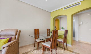 Impresionante ático de 3 dormitorios en venta con amplia terraza en la azotea en entorno de golf en Marbella - Benahavís 801357 
