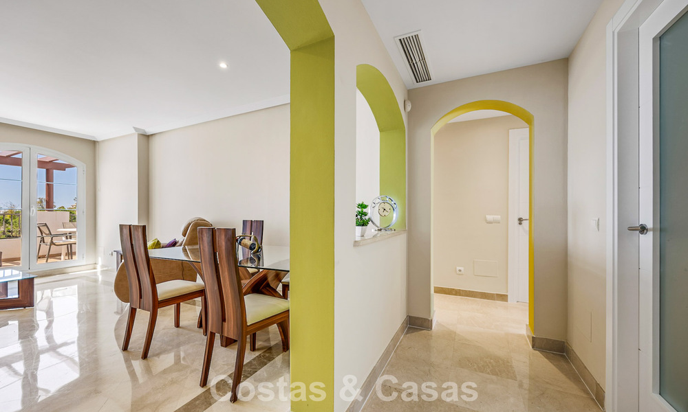 Impresionante ático de 3 dormitorios en venta con amplia terraza en la azotea en entorno de golf en Marbella - Benahavís 801358