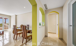 Impresionante ático de 3 dormitorios en venta con amplia terraza en la azotea en entorno de golf en Marbella - Benahavís 801358 