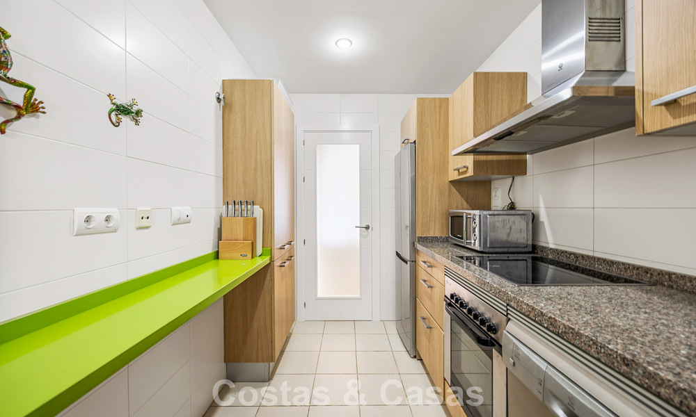 Impresionante ático de 3 dormitorios en venta con amplia terraza en la azotea en entorno de golf en Marbella - Benahavís 801359