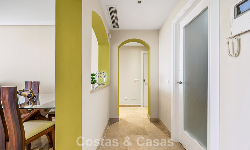 Impresionante ático de 3 dormitorios en venta con amplia terraza en la azotea en entorno de golf en Marbella - Benahavís 801360