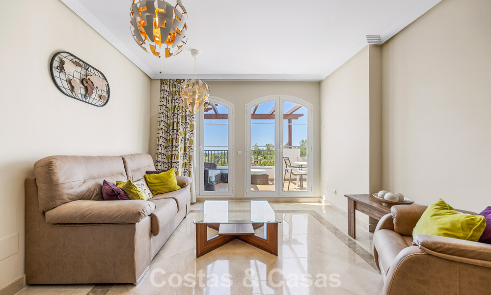 Impresionante ático de 3 dormitorios en venta con amplia terraza en la azotea en entorno de golf en Marbella - Benahavís 801361