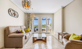 Impresionante ático de 3 dormitorios en venta con amplia terraza en la azotea en entorno de golf en Marbella - Benahavís 801361 