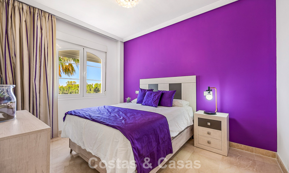 Impresionante ático de 3 dormitorios en venta con amplia terraza en la azotea en entorno de golf en Marbella - Benahavís 801362
