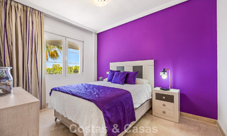 Impresionante ático de 3 dormitorios en venta con amplia terraza en la azotea en entorno de golf en Marbella - Benahavís 801362 