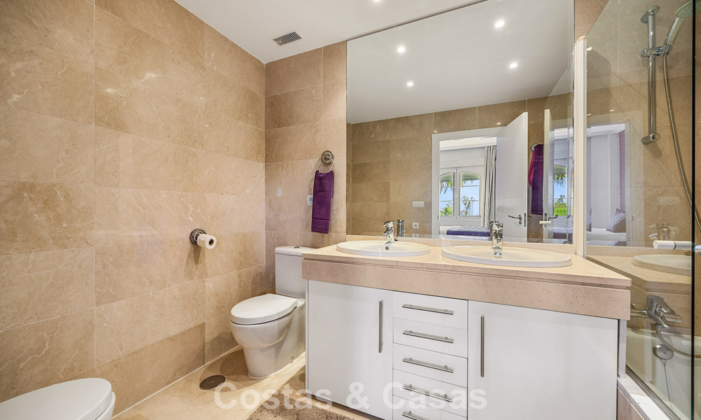 Impresionante ático de 3 dormitorios en venta con amplia terraza en la azotea en entorno de golf en Marbella - Benahavís 801363