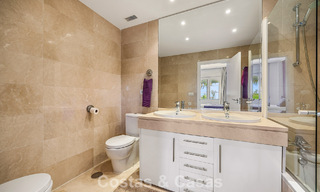 Impresionante ático de 3 dormitorios en venta con amplia terraza en la azotea en entorno de golf en Marbella - Benahavís 801363 