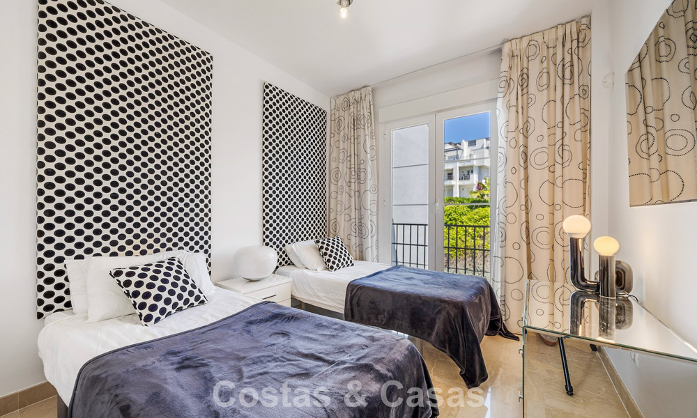 Impresionante ático de 3 dormitorios en venta con amplia terraza en la azotea en entorno de golf en Marbella - Benahavís 801364