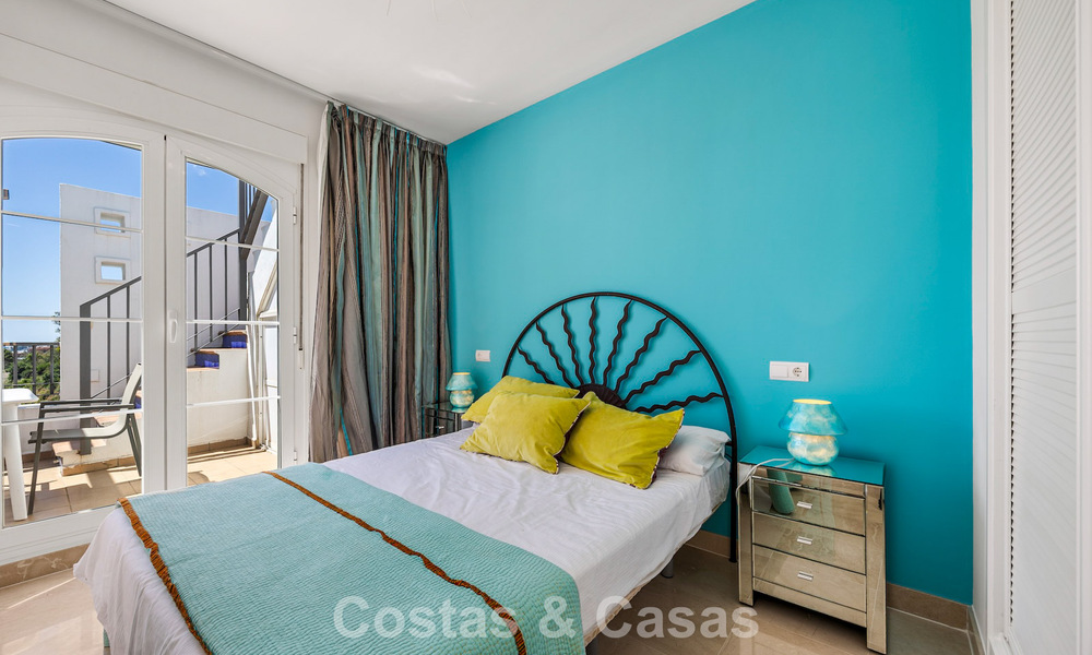 Impresionante ático de 3 dormitorios en venta con amplia terraza en la azotea en entorno de golf en Marbella - Benahavís 801365