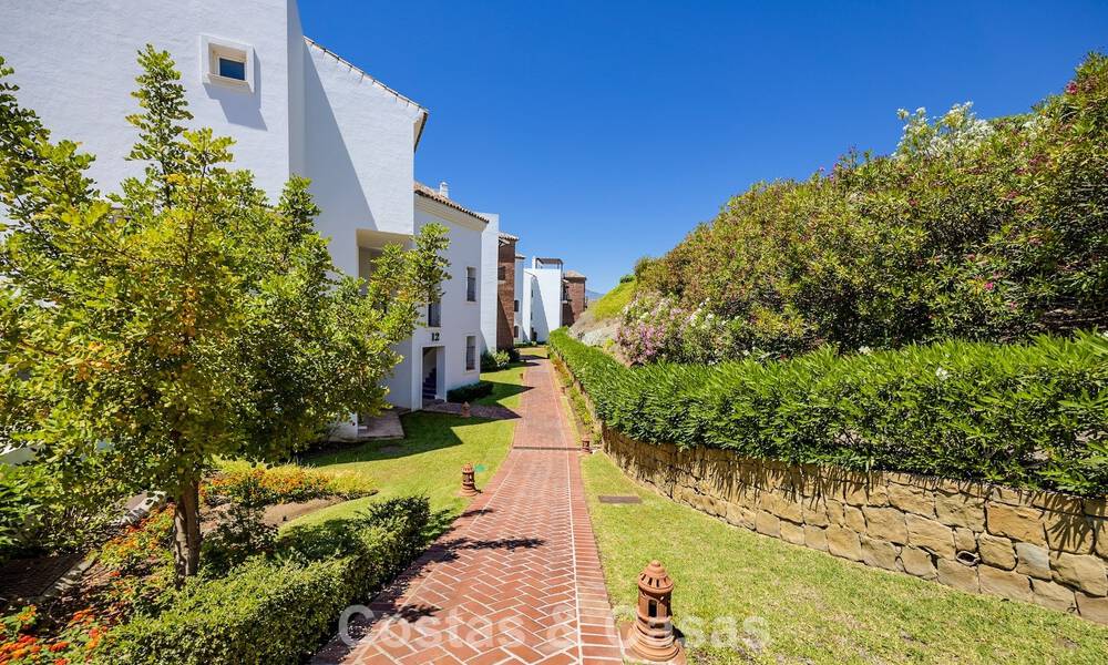 Impresionante ático de 3 dormitorios en venta con amplia terraza en la azotea en entorno de golf en Marbella - Benahavís 801366